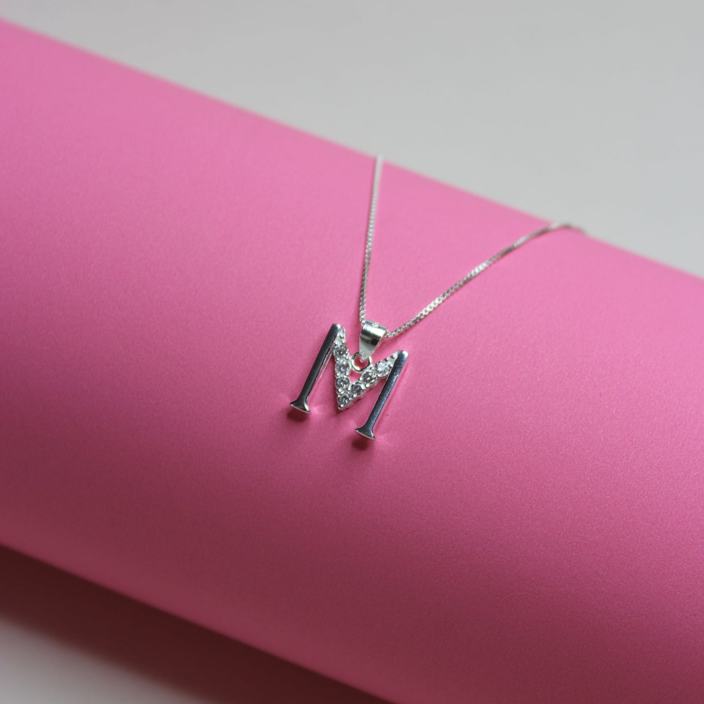 Collar letra M