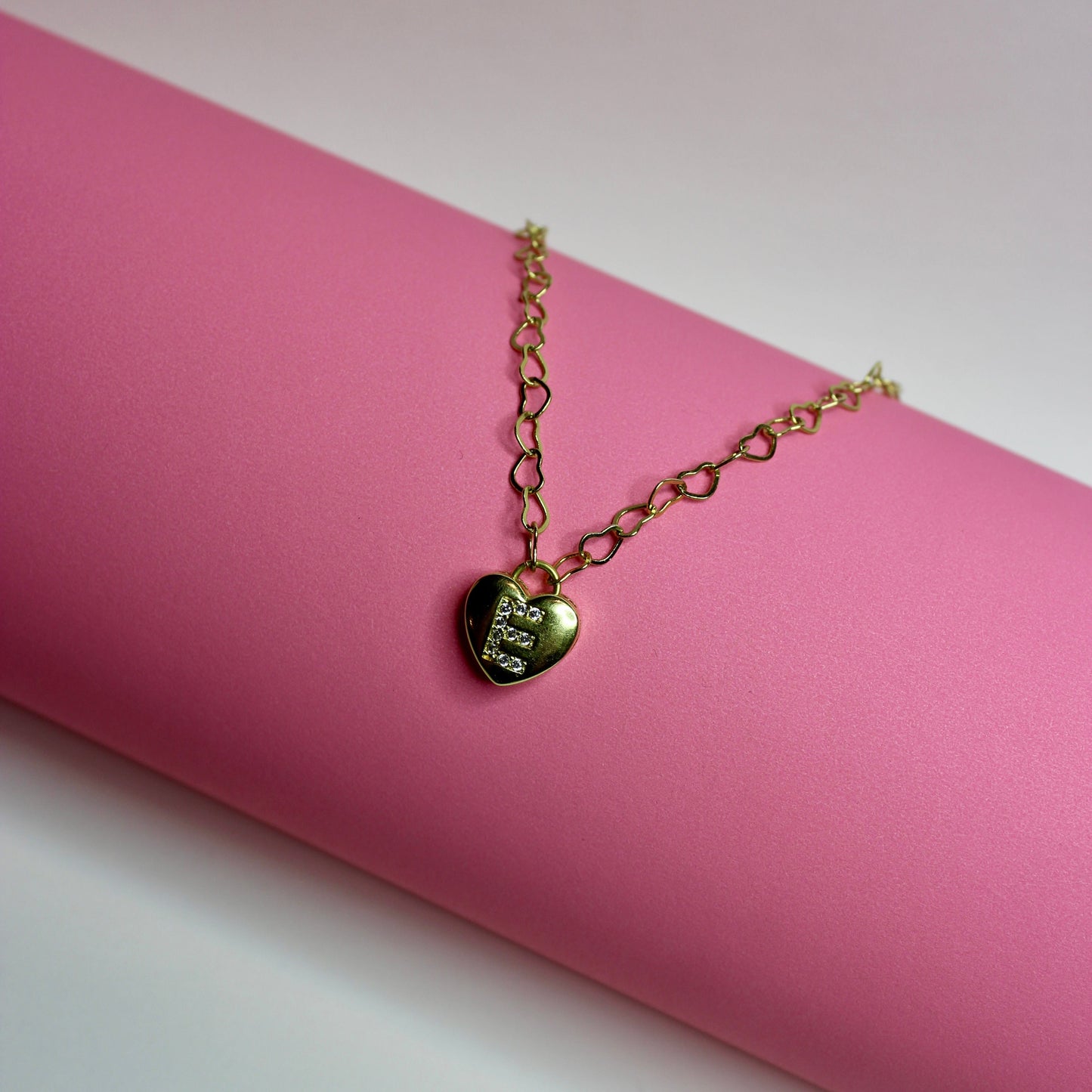 Collar corazón inicial “E” dorado