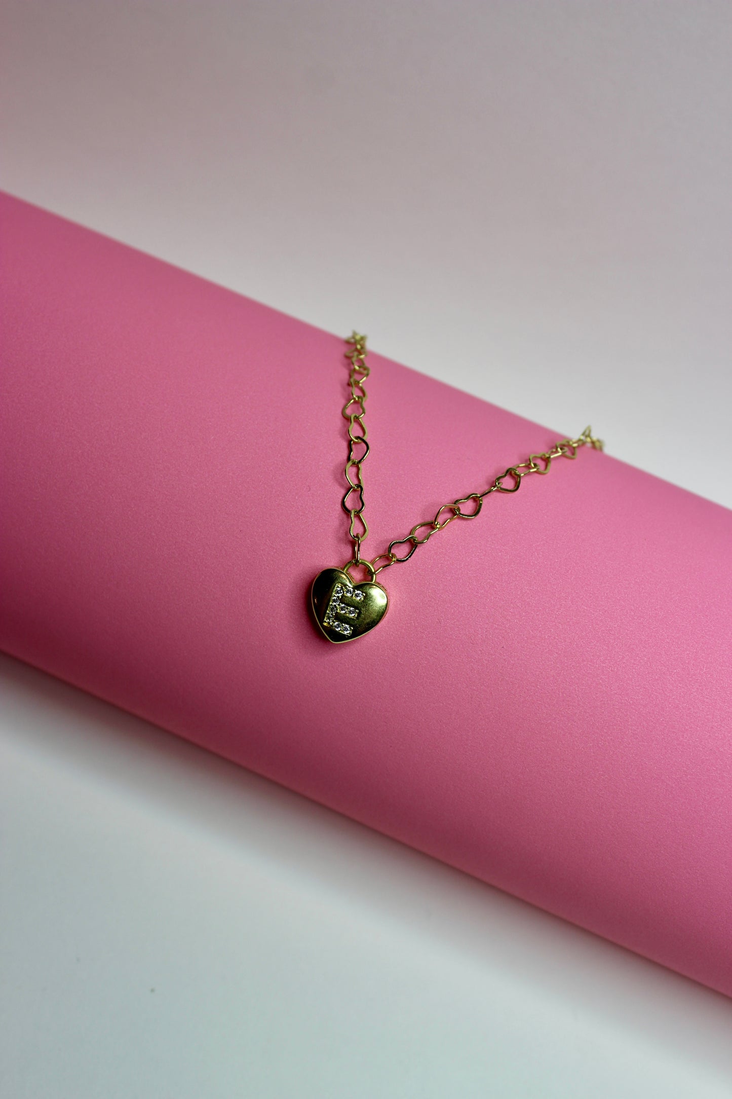 Collar corazón inicial “E” dorado