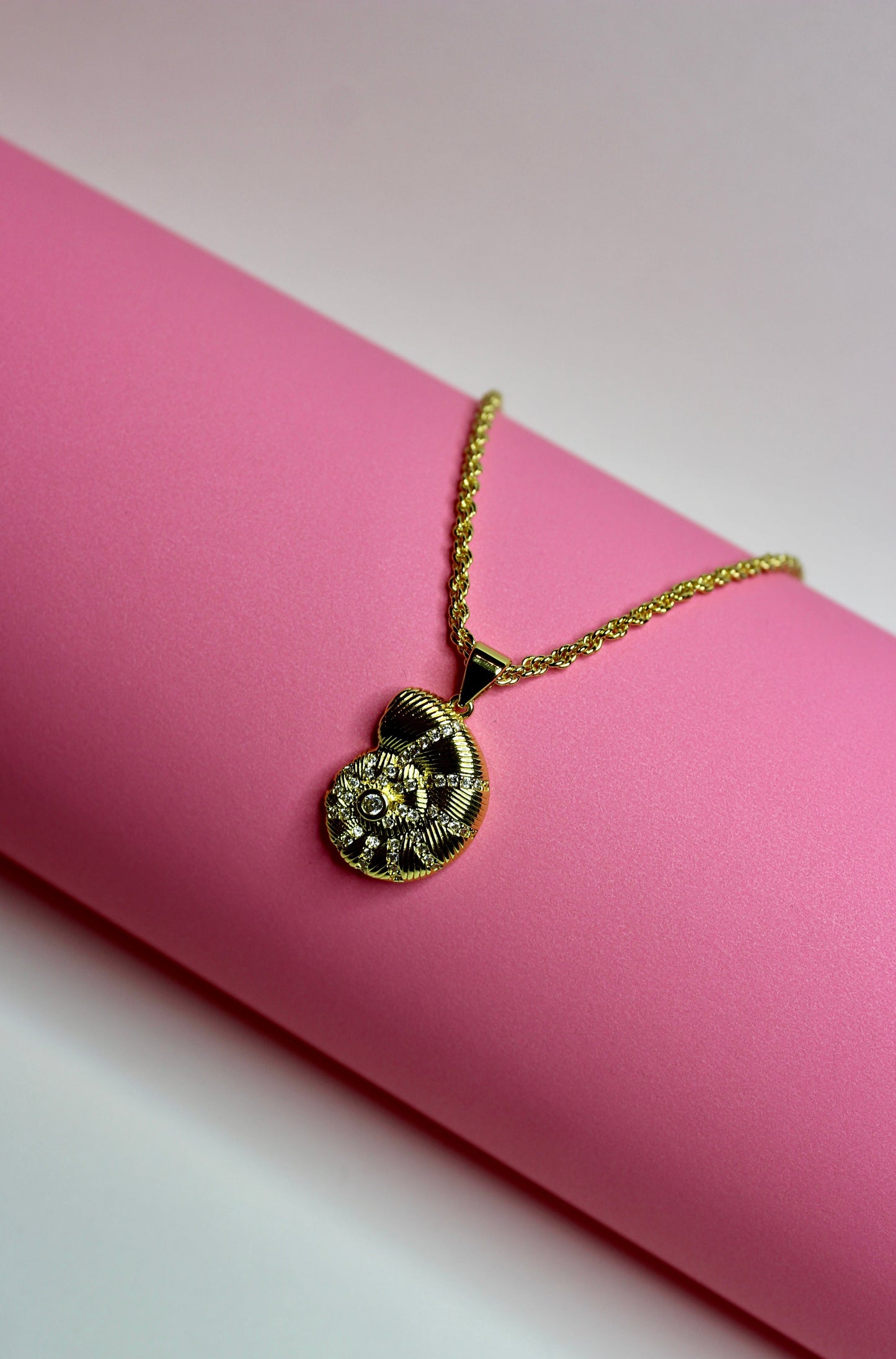 Collar concha marea dorada