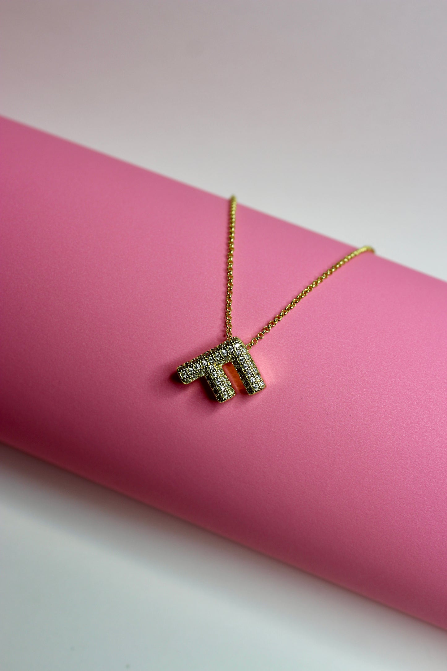 Collar letras doradas