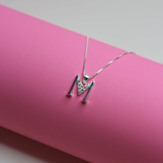 Collar letra M