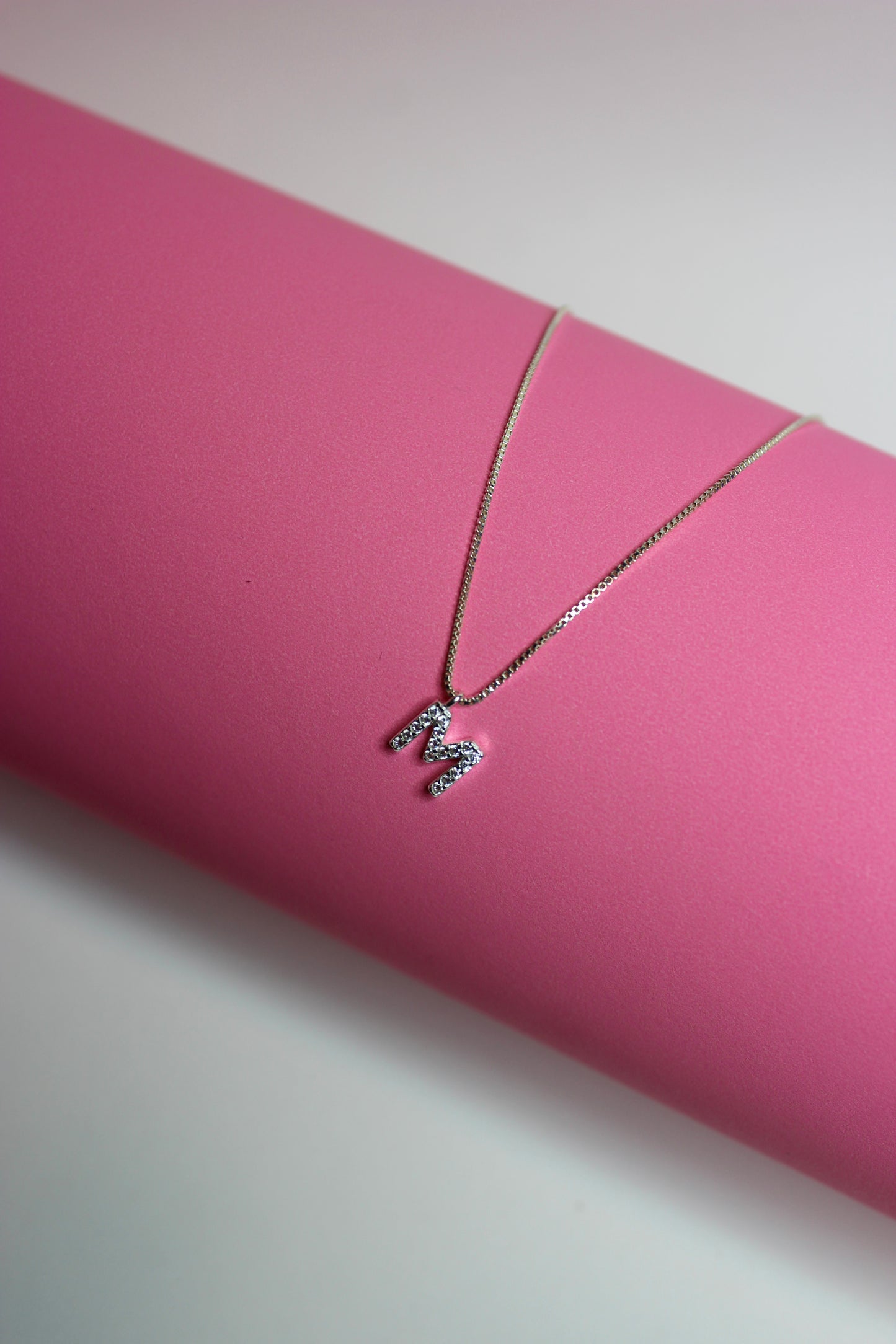 Collar inicial “M” plata